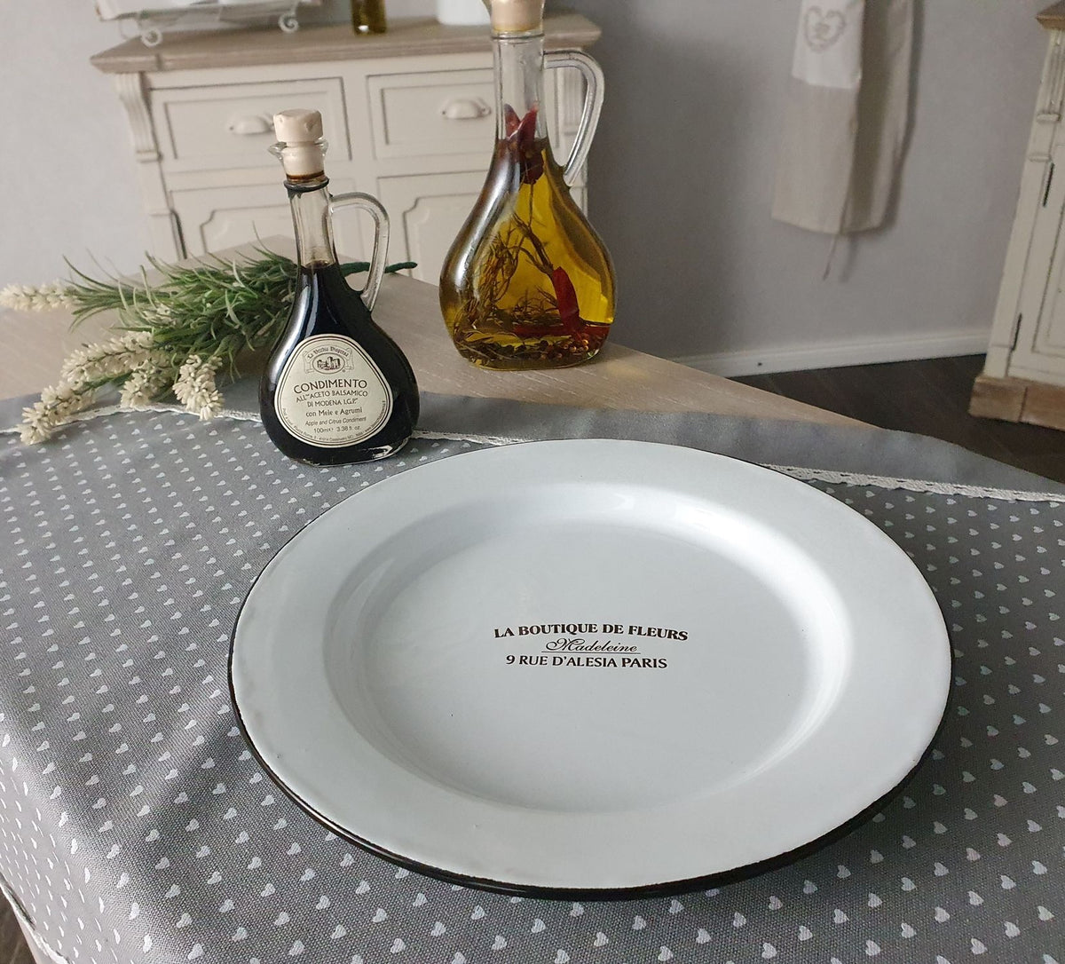 Teller aus Emaille in Antikweiß