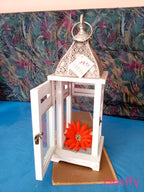 Weiße Deko Laterne Holz Metall Glas mit Ornamentdach und Tür Windlicht Kerzen A