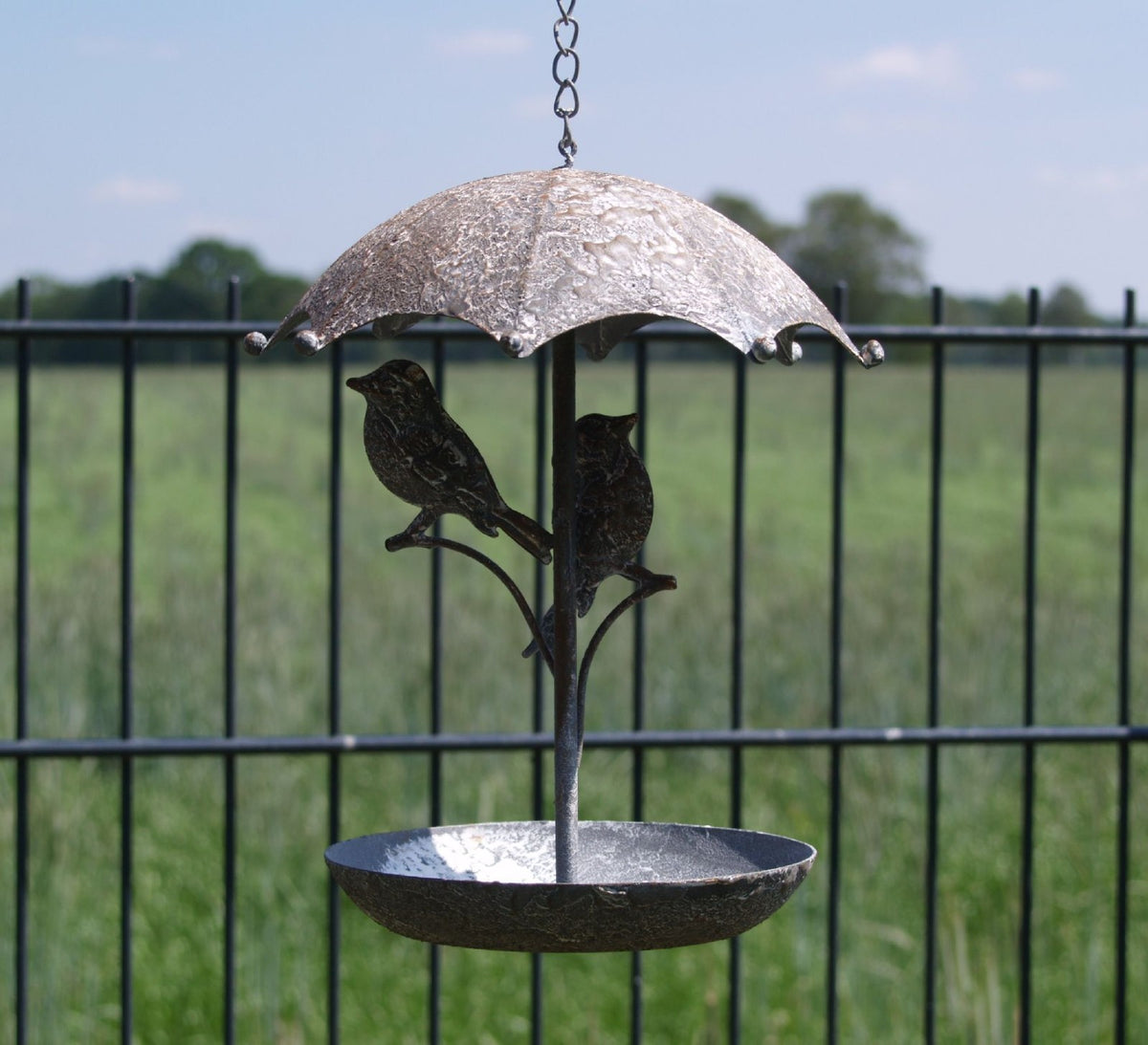 Vogeltränke Vogelbad Futterstelle zum Hängen mit Schirm Shabby Metall Gartendeko