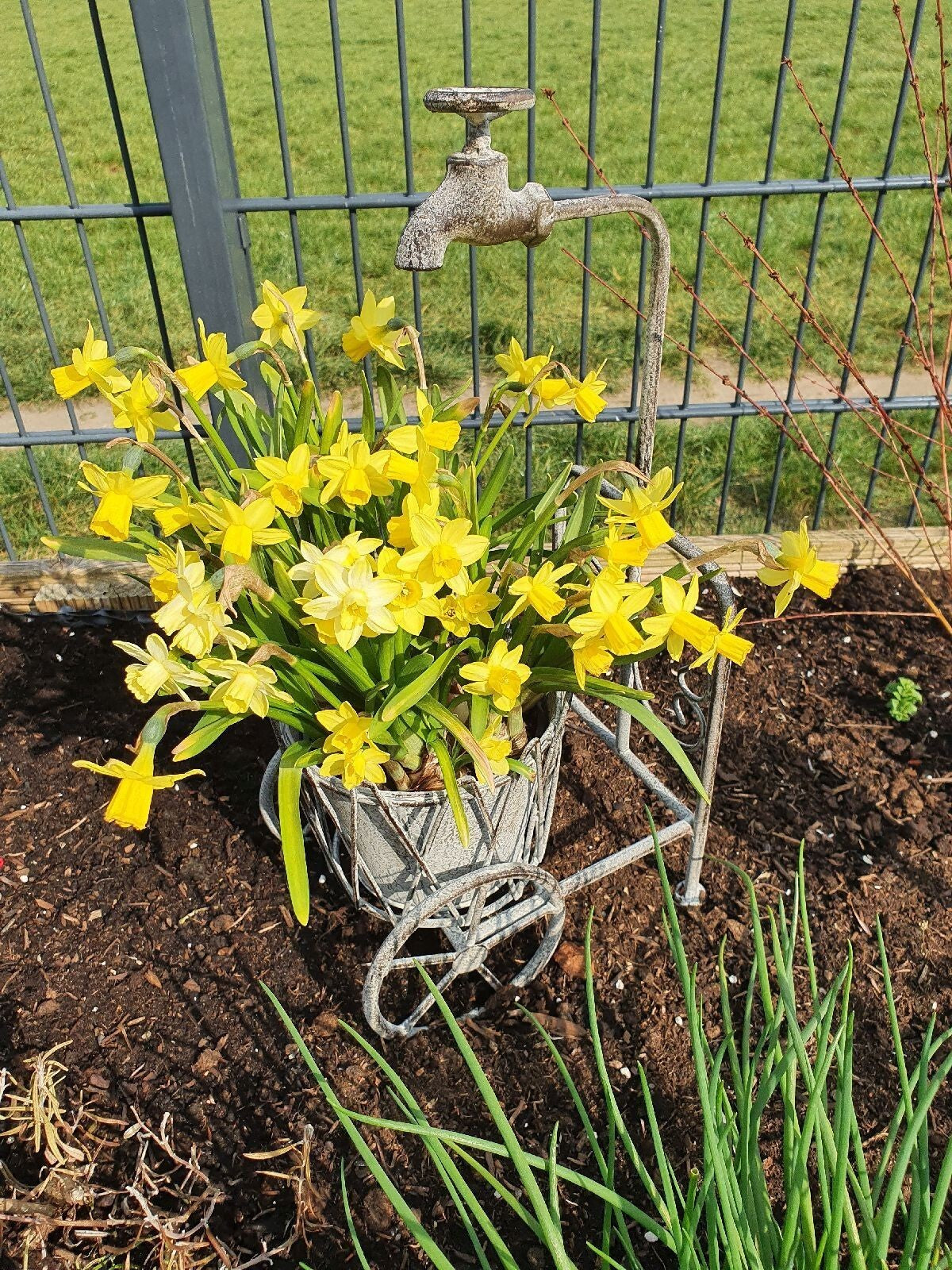 Pflanzgefäß  Blumenständer 48cm Pflanztopf Blumentopf antikisert Wasserhahn Rad